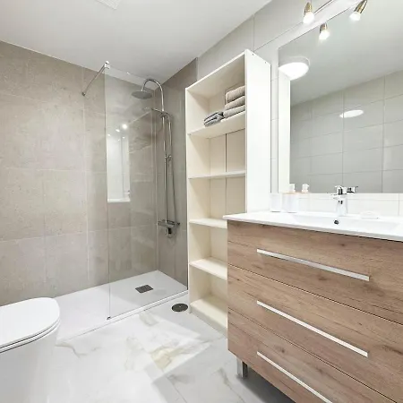 Modern Townhouse With Pool Access