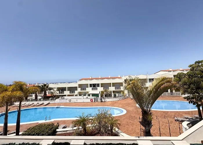 Modern Townhouse With Pool Access Villa