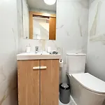 Modern Townhouse With Pool Access 别墅
