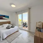 Modern Townhouse With Pool Access