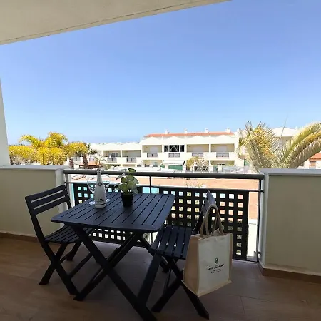 Modern Townhouse With Pool Access