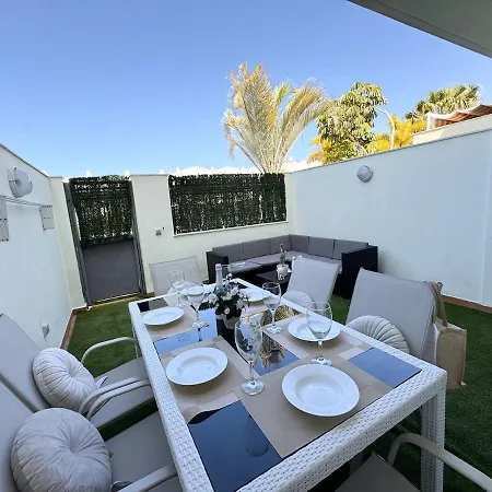 Modern Townhouse With Pool Access *