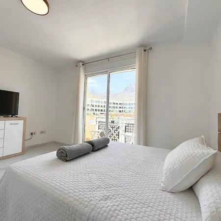 Modern Townhouse With Pool Access