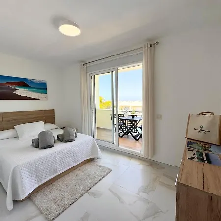 Modern Townhouse With Pool Access