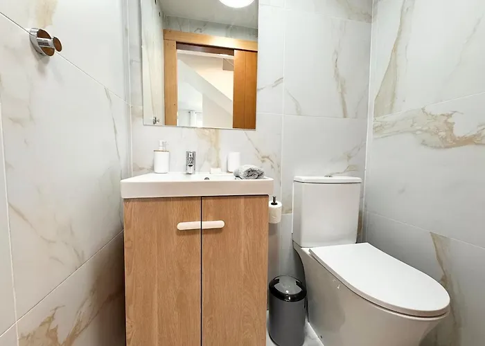 Modern Townhouse With Pool Access Villa