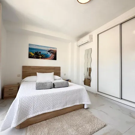 Modern Townhouse With Pool Access Vila