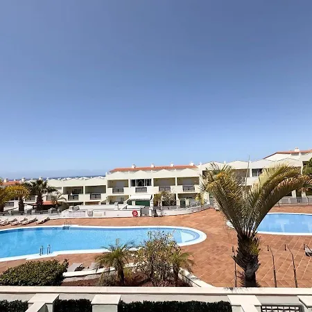 Modern Townhouse With Pool Access Vila